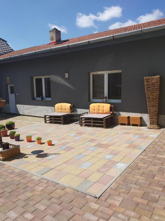 Апартаменти Apartman Blizko Brna S Dobovymi Dekoracemi Melcany Екстер'єр фото