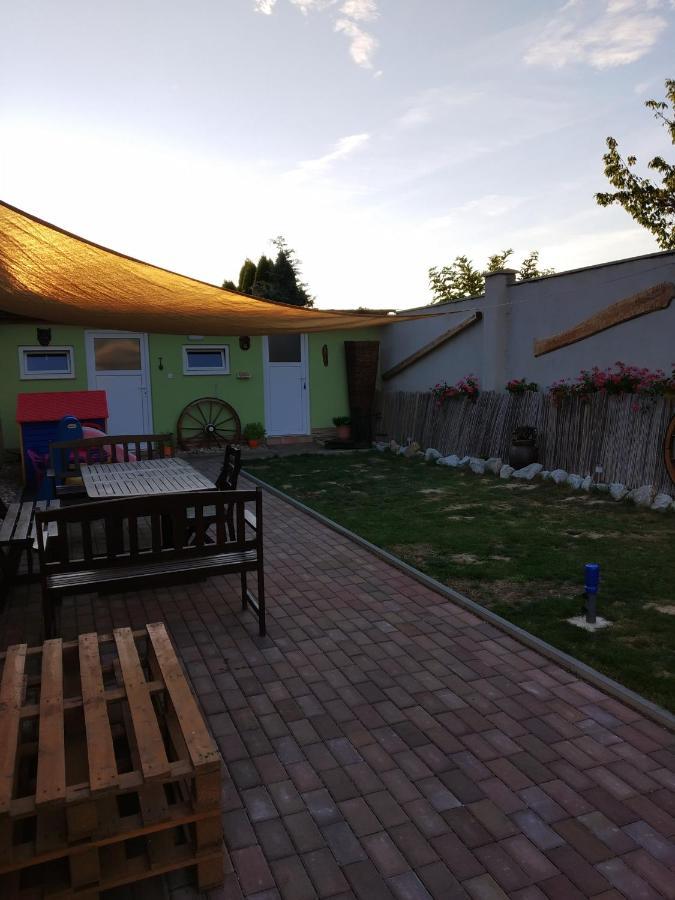 Апартаменти Apartman Blizko Brna S Dobovymi Dekoracemi Melcany Екстер'єр фото